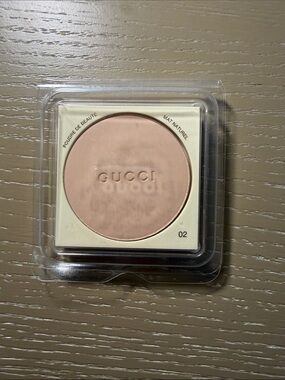 Gucci Matte Pressed Powder 02 - Light Tan